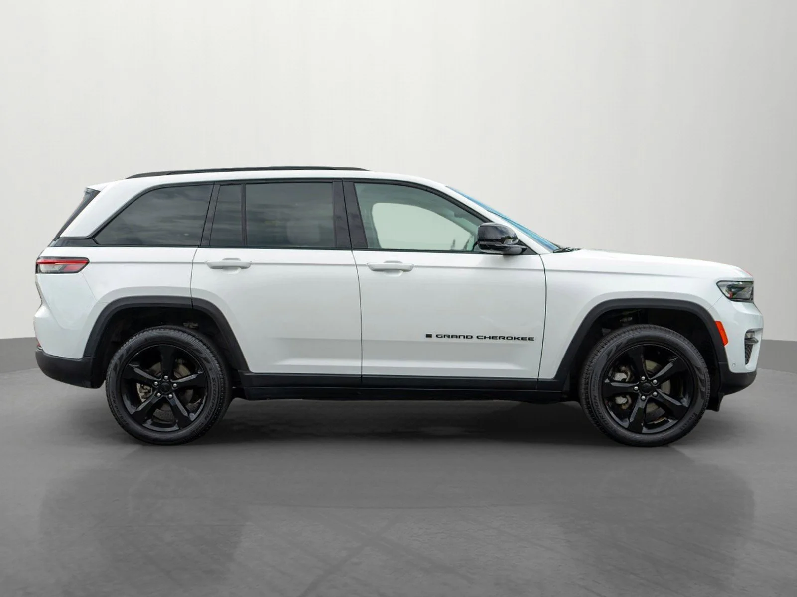 Used 2023 Bright White Clearcoat Jeep Limited image 8