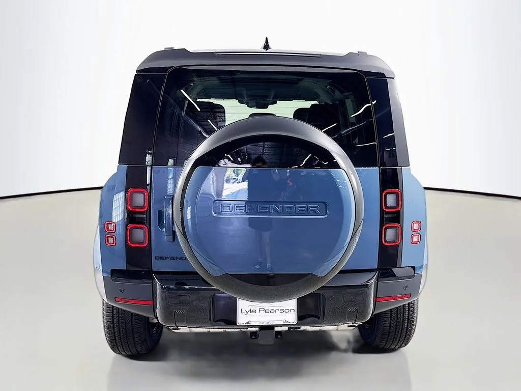 New 2026 Tasman Blue Metallic Land Rover S image 10