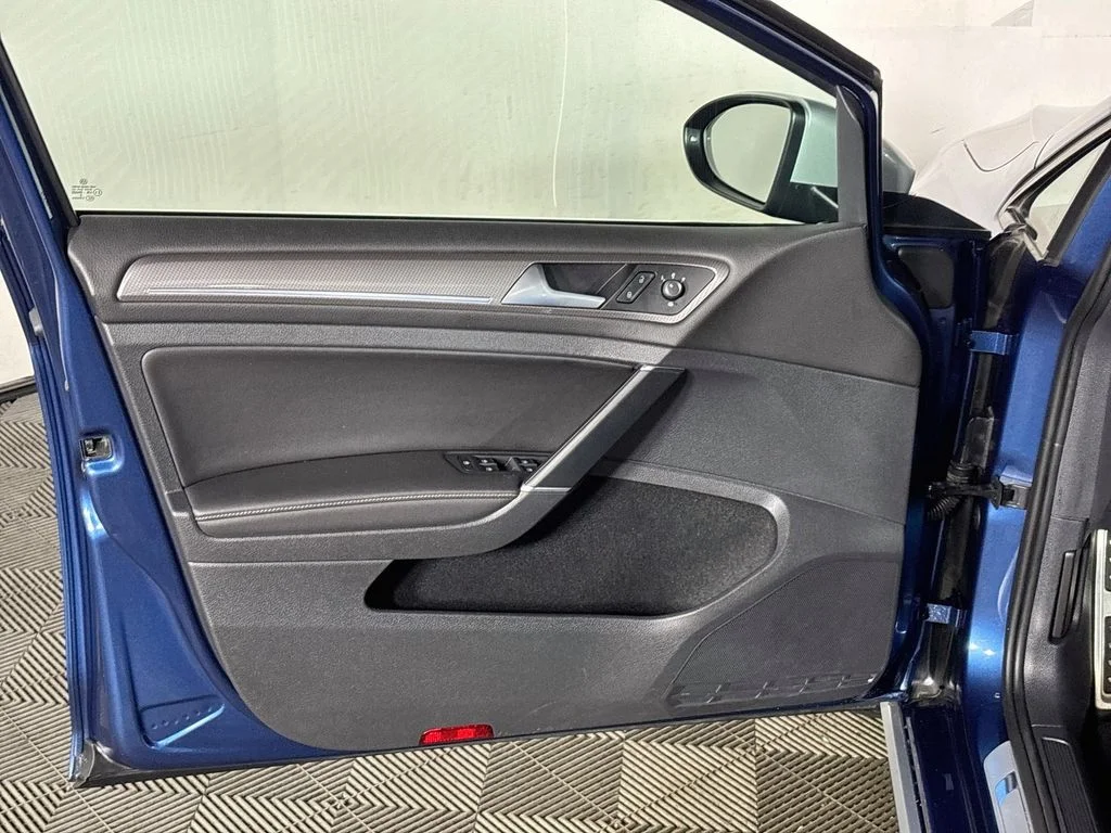 Used 2017 Blue Volkswagen TSI SE image 10