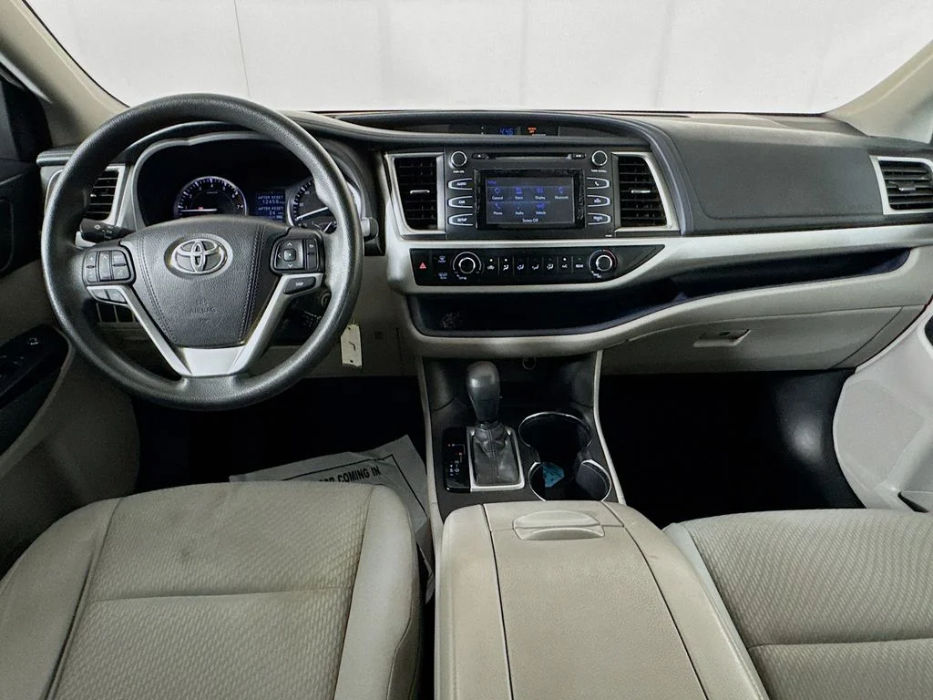 Used 2015 Silver Toyota LE image 24
