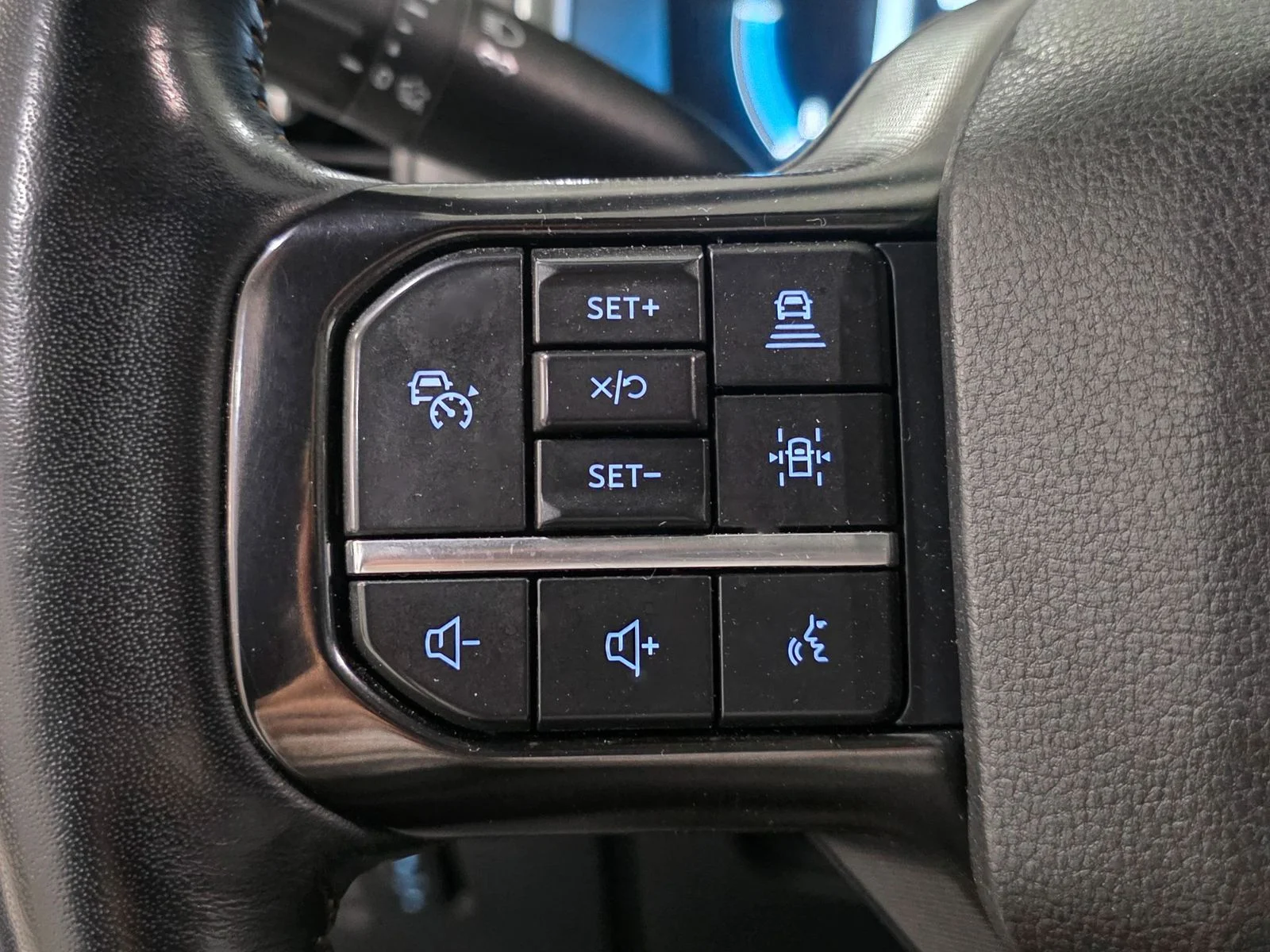 Used 2023  Ford Platinum image 33