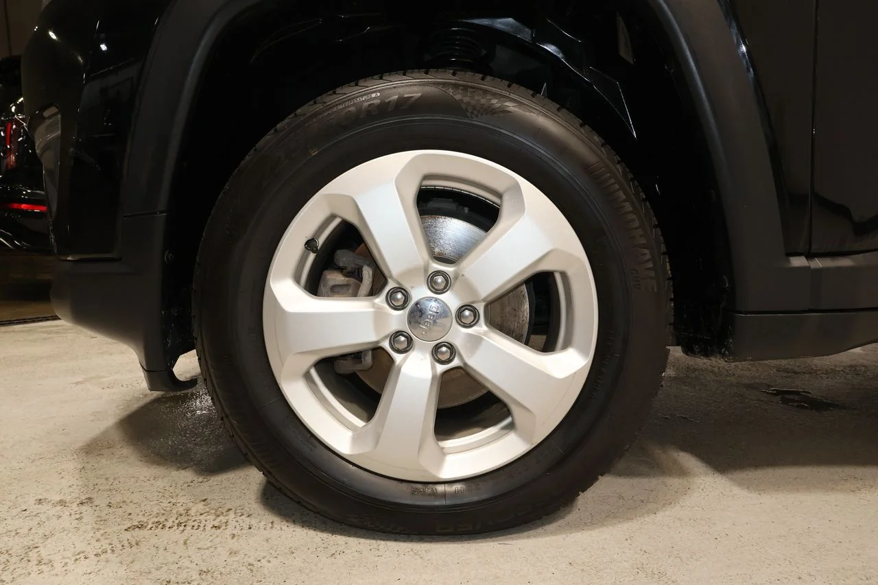 Used 2018 Black Jeep Latitude image 20