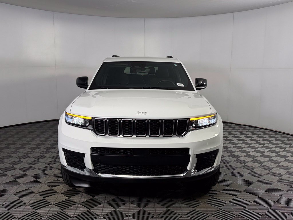 Used 2024 White Jeep Laredo image 11