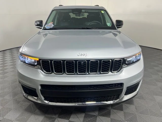 Used 2023 Silver Jeep Limited image 2