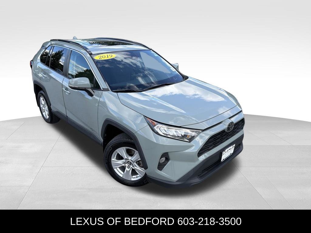 Used 2019  Toyota XLE image 3