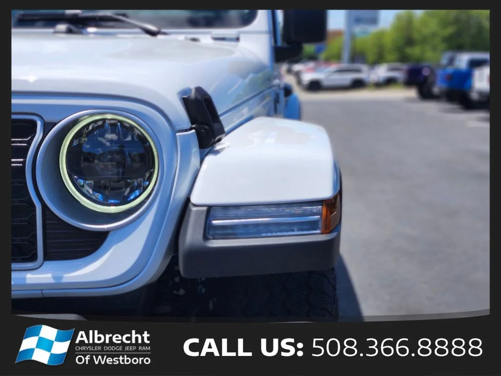 New 2026 Bright White Clear-Coat Exterior Paint Jeep Sahara image 10