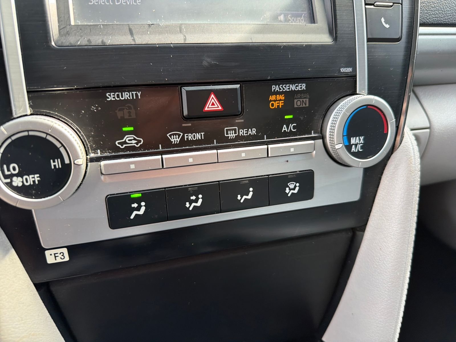 Used 2014 Silver Toyota LE image 22