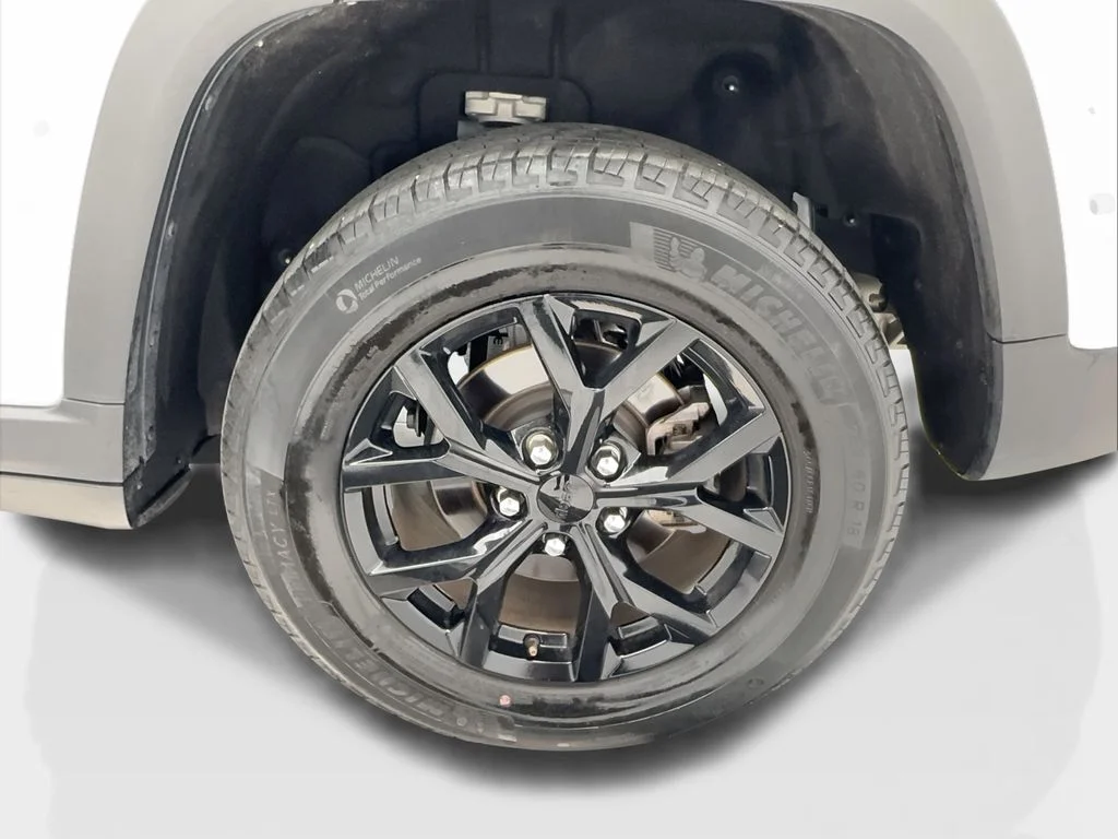 Used 2024 White/off-white Jeep Altitude image 11
