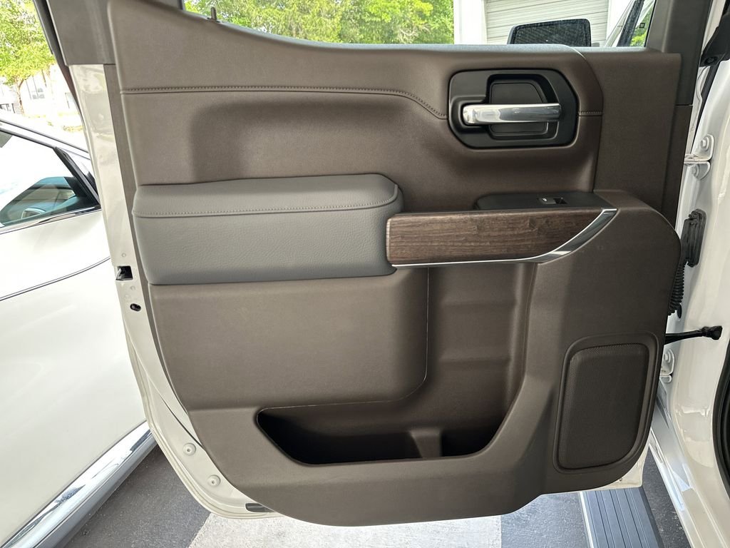 Used 2022 White GMC Denali image 29