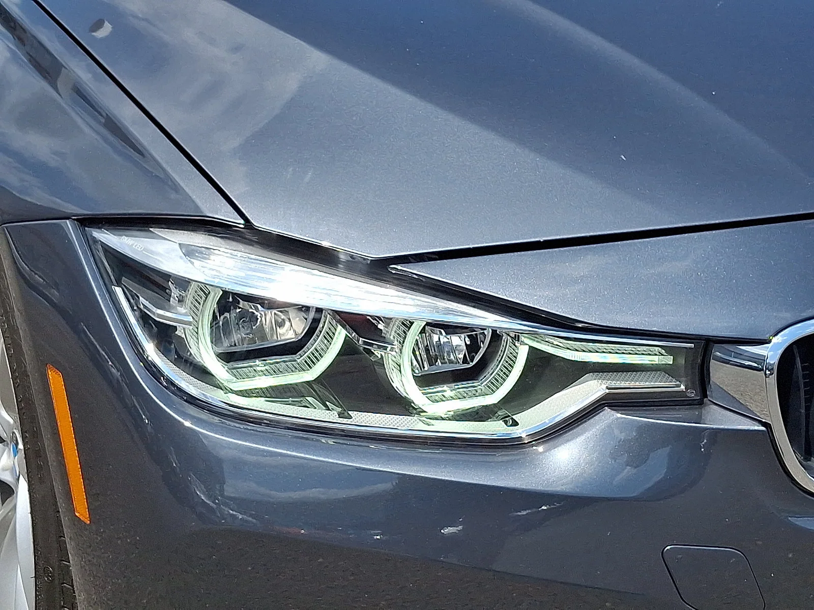 Used 2018 Mineral Gray Metallic BMW 320i xDrive image 10