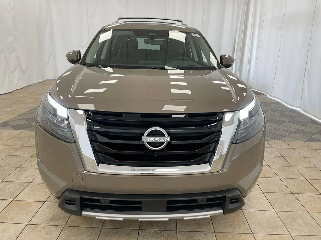 Used 2025 TAN Nissan Platinum image 32