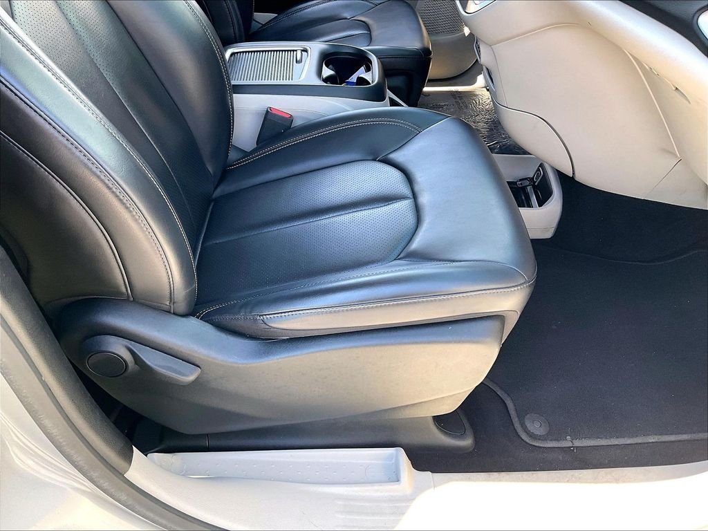 Used 2023 Silver Mist Clearcoat Chrysler Touring L image 35