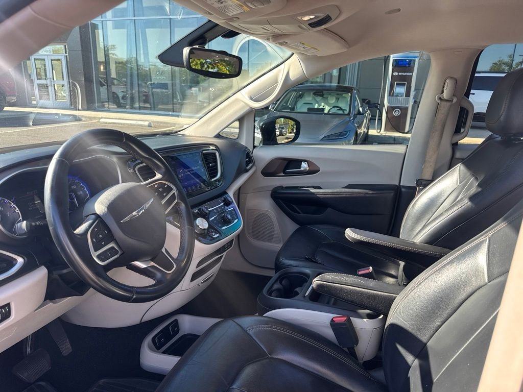 Used 2017 Black Chrysler Touring L image 10