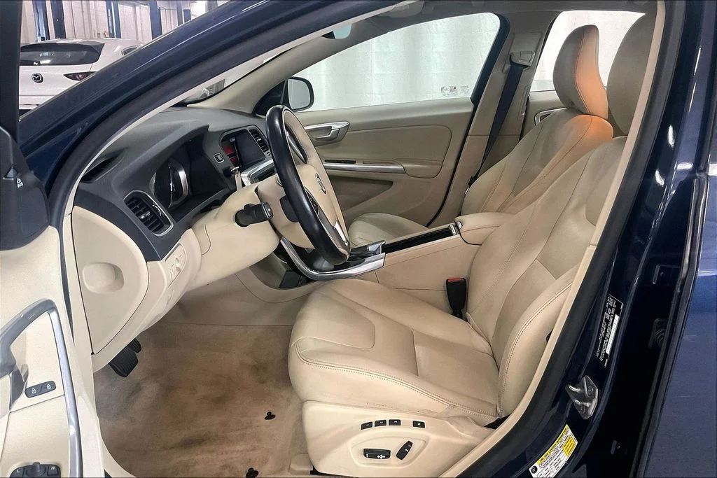 Used 2015 Blue Volvo T5 Premier image 25