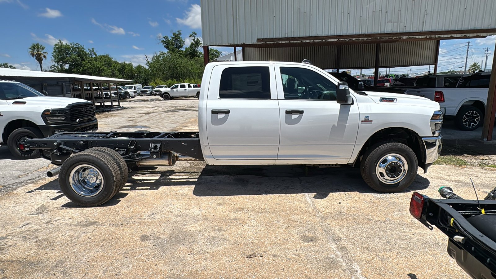 New 2026 Bright White Clear-Coat Exterior Paint RAM Tradesman image 4