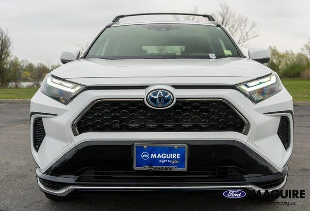 Used 2023 White Toyota SE image 3