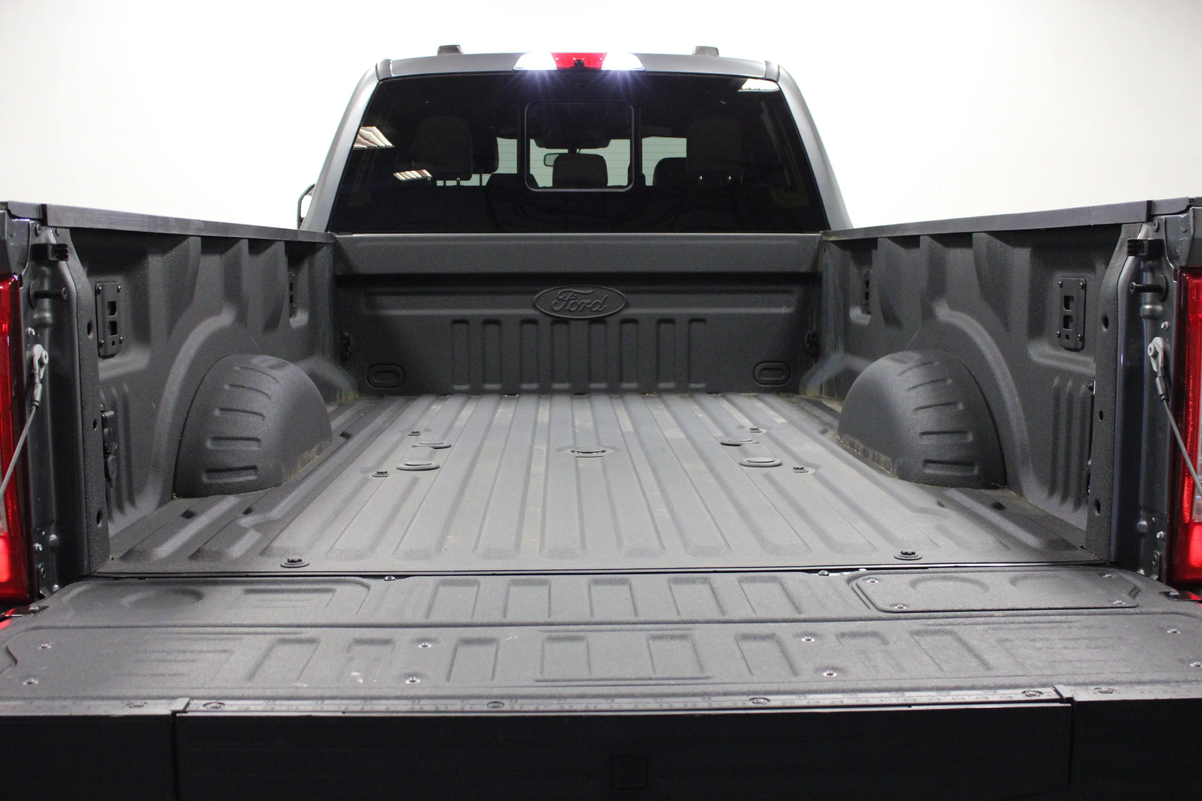 Used 2025 Carbonized Gray Metallic Ford LARIAT image 14