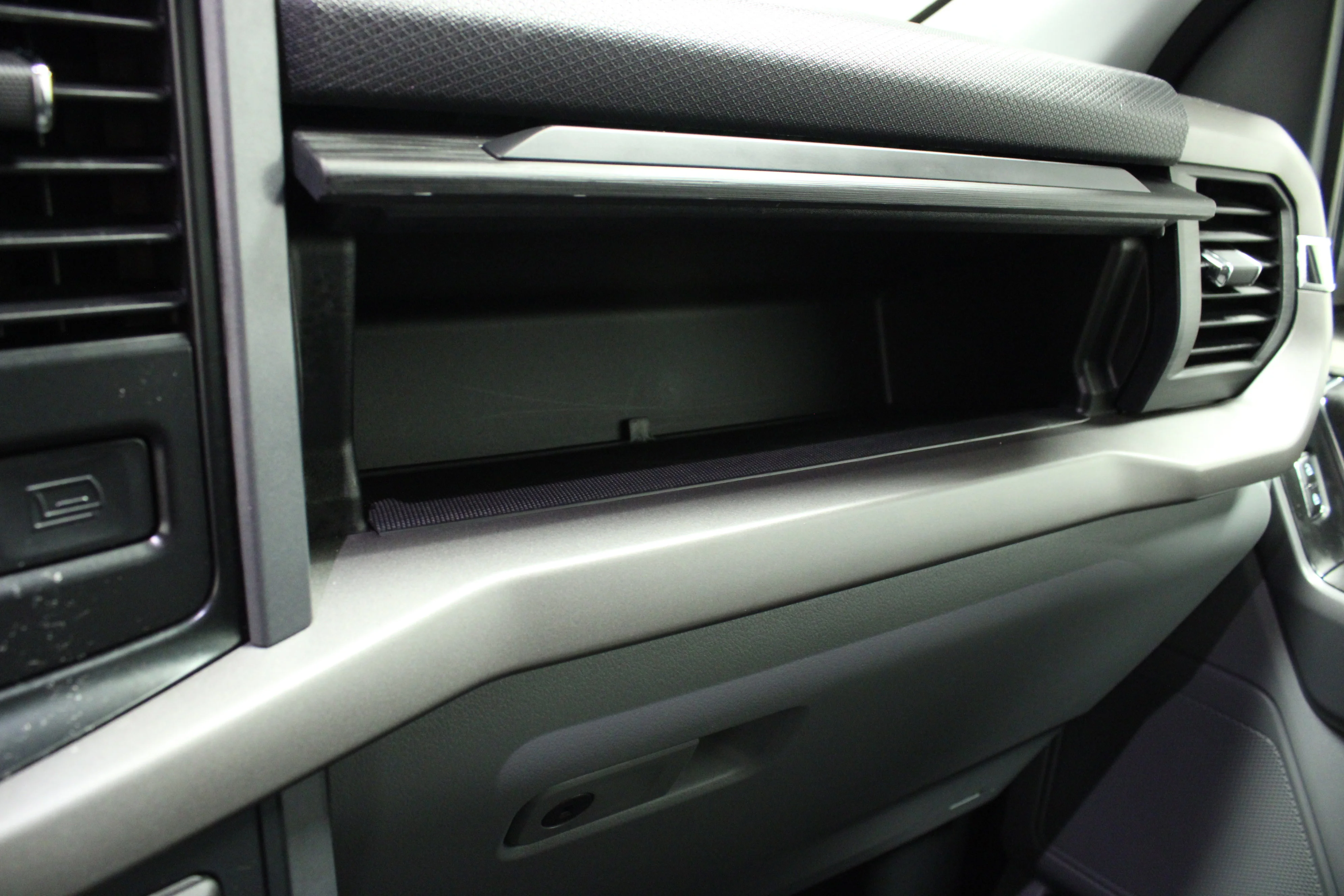 Used 2025 Agate Black Metallic Ford XLT image 25