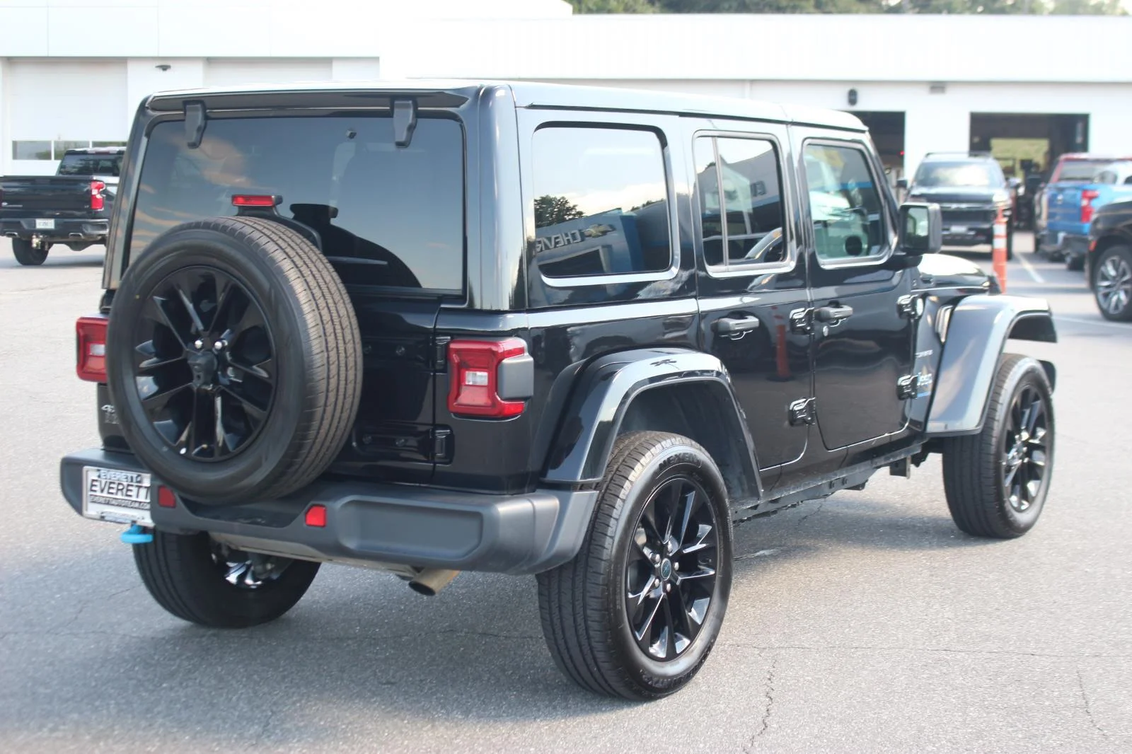 Used 2024  Jeep Sahara image 7