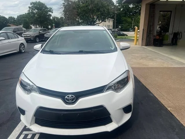 Used 2014 White Toyota L image 2