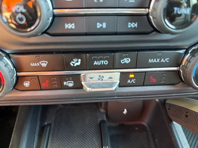 Used 2025 Gray Ford Badlands image 27