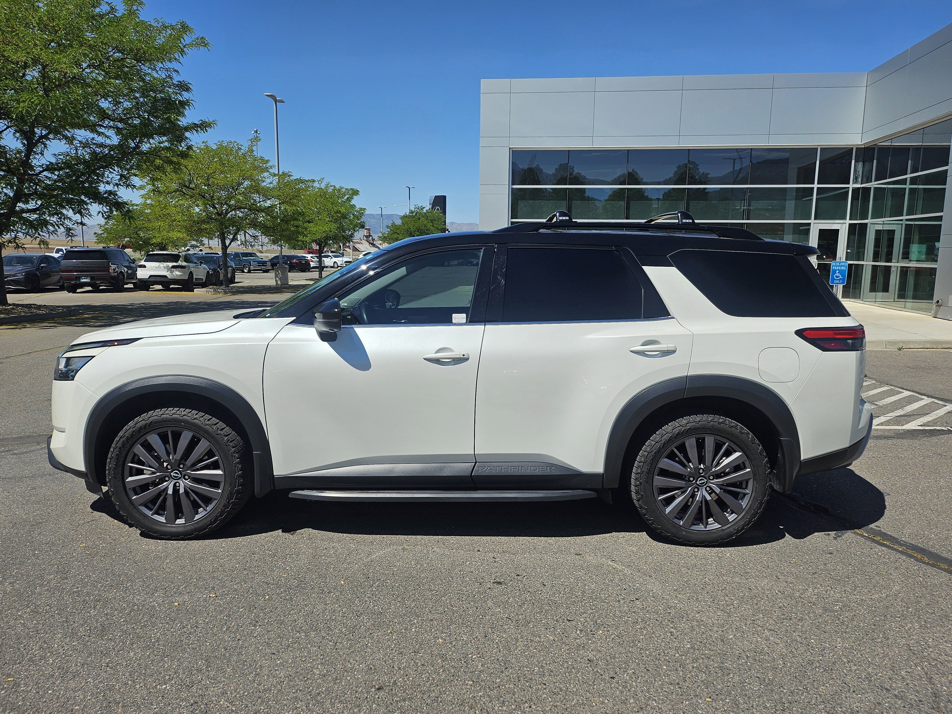 Used 2022 Pearl White Tricoat/Super Black Nissan SL image 9