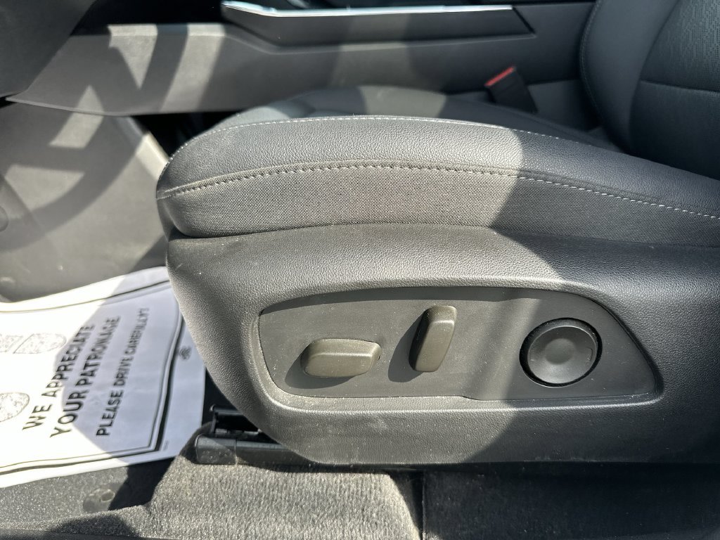 Used 2025 White Chevrolet LT image 18