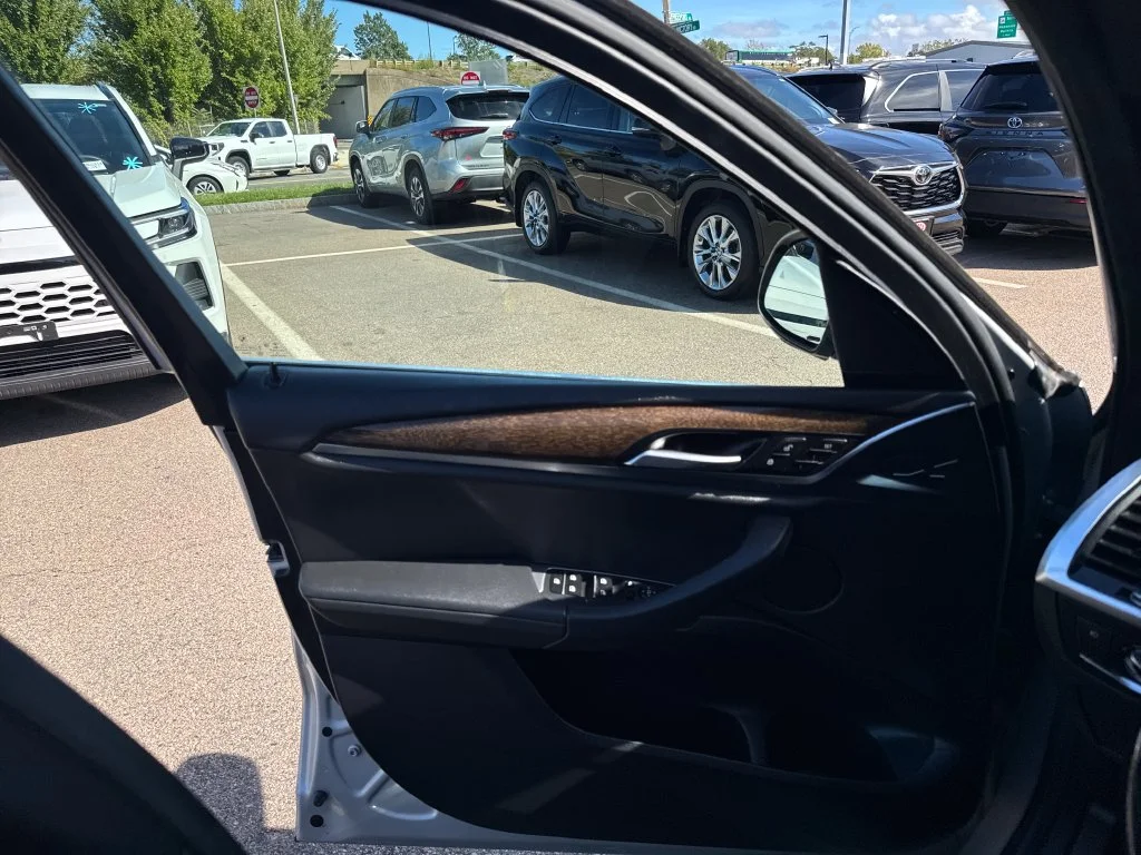 Used 2019 Silver BMW xDrive30i image 32