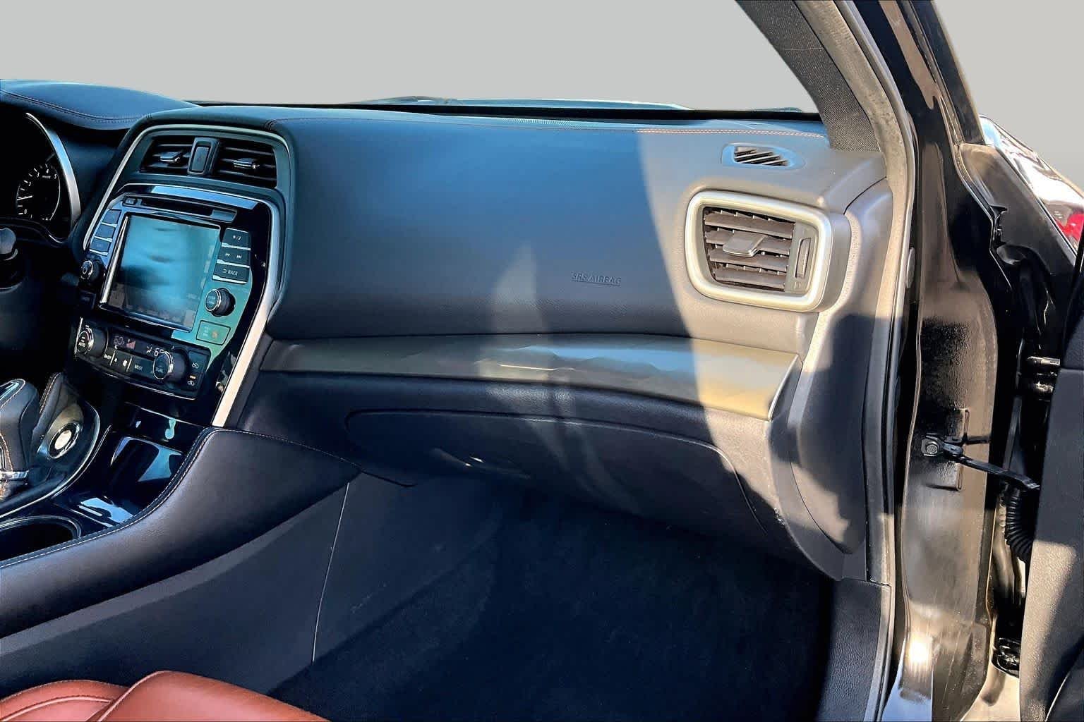 Used 2020 Super Black Nissan Platinum image 18