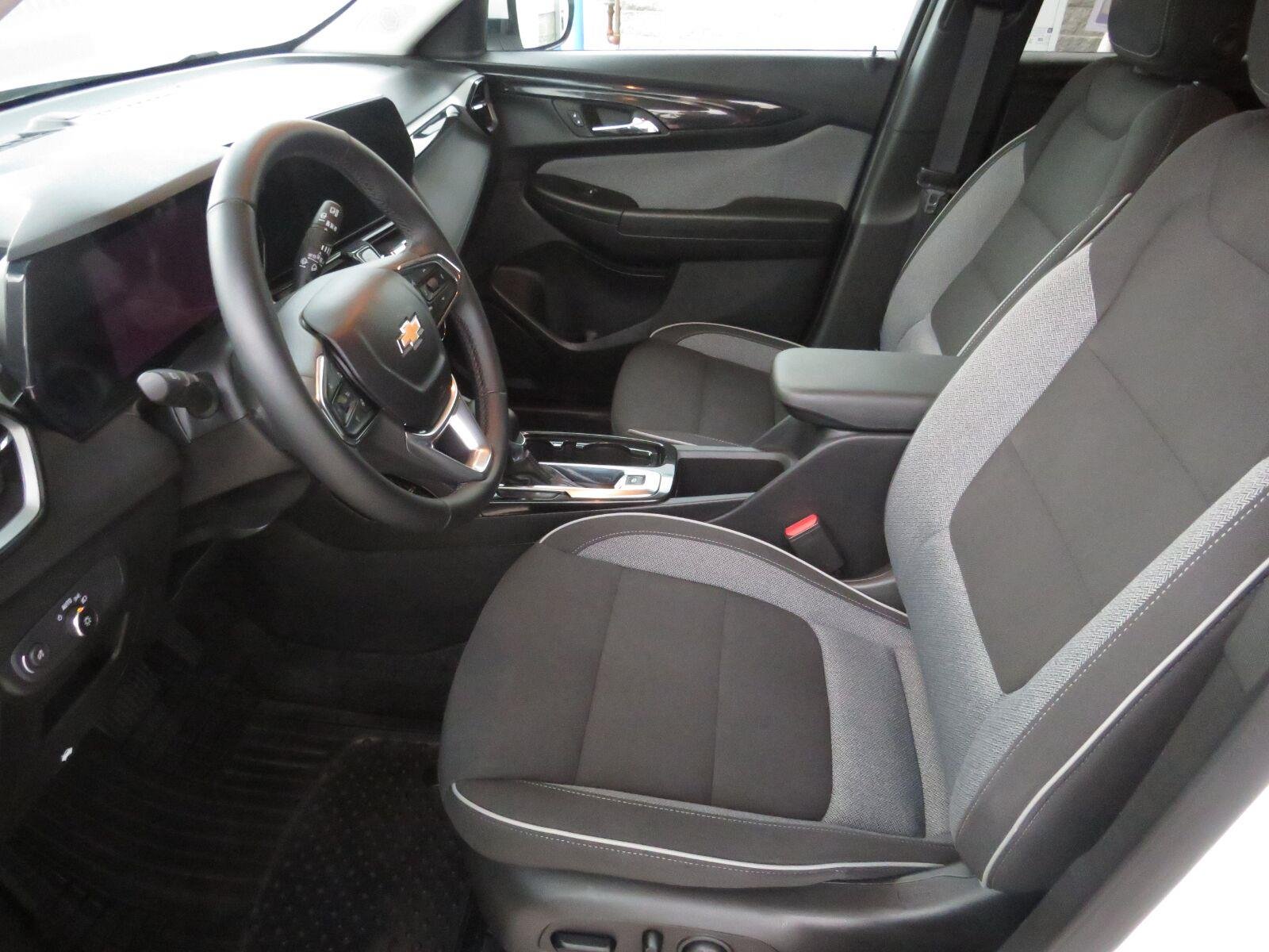 Used 2024 Summit White Chevrolet LT image 19