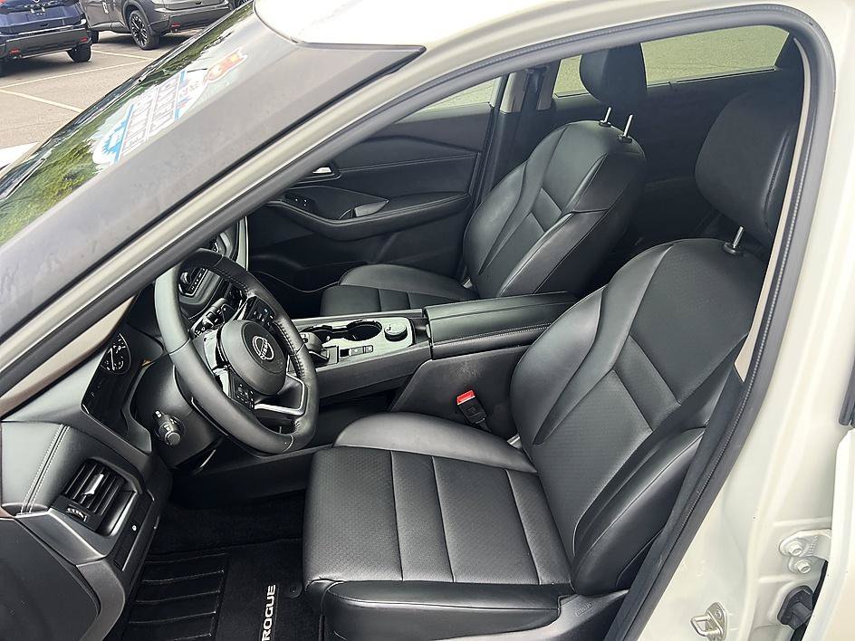 Used 2023 Pearl White Tricoat Nissan SV image 13