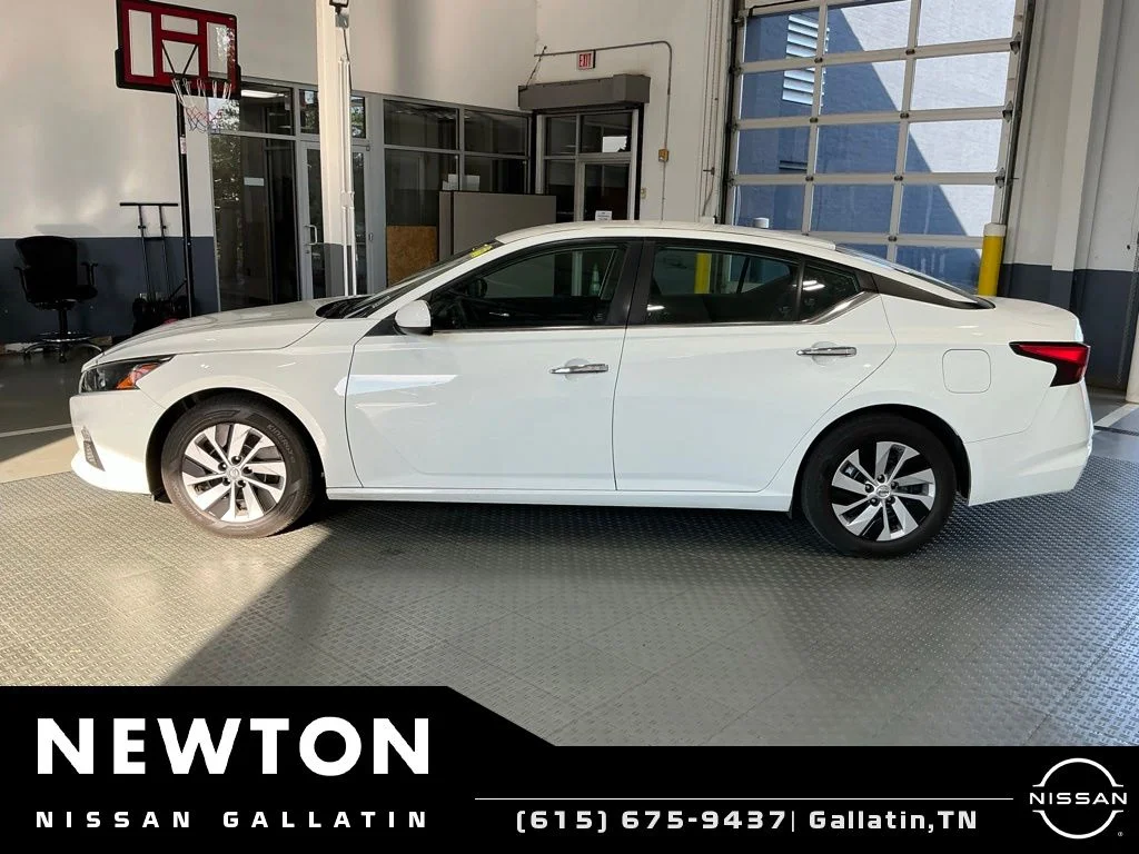 Used 2022 White Nissan 2.5 S image 4