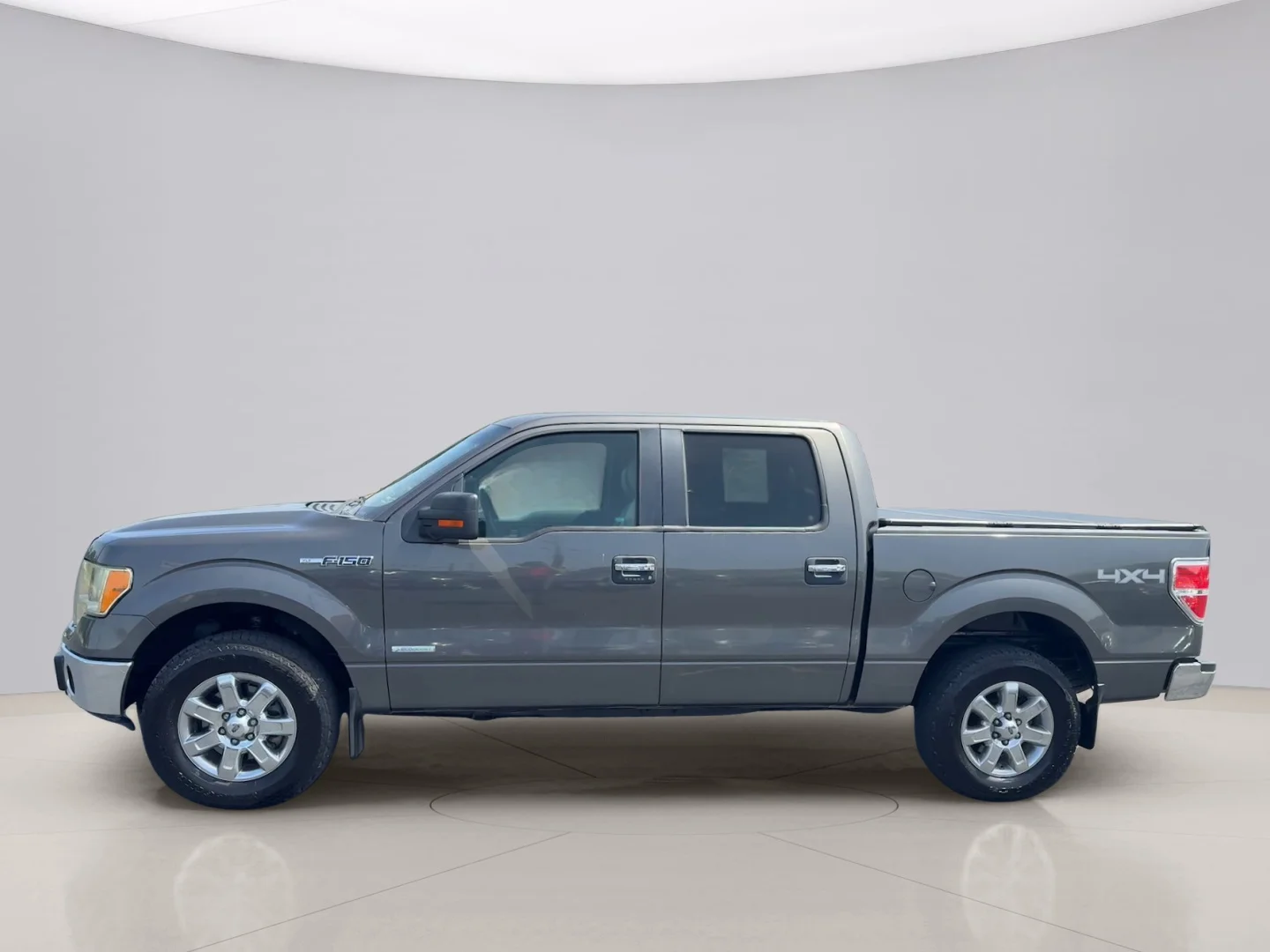 Used 2014 Grey Ford XLT image 2