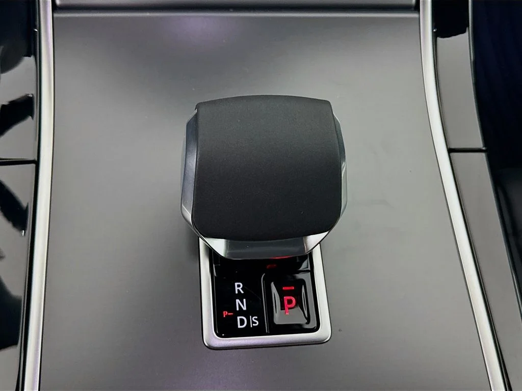 New 2025 Santorini Black Metallic Land Rover Dynamic image 16