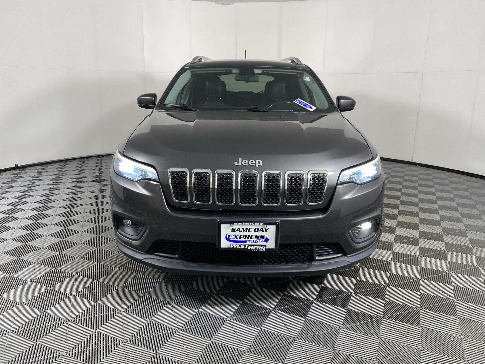 Used 2019 Granite Crystal Metallic Clearcoat Jeep Latitude Plus image 2