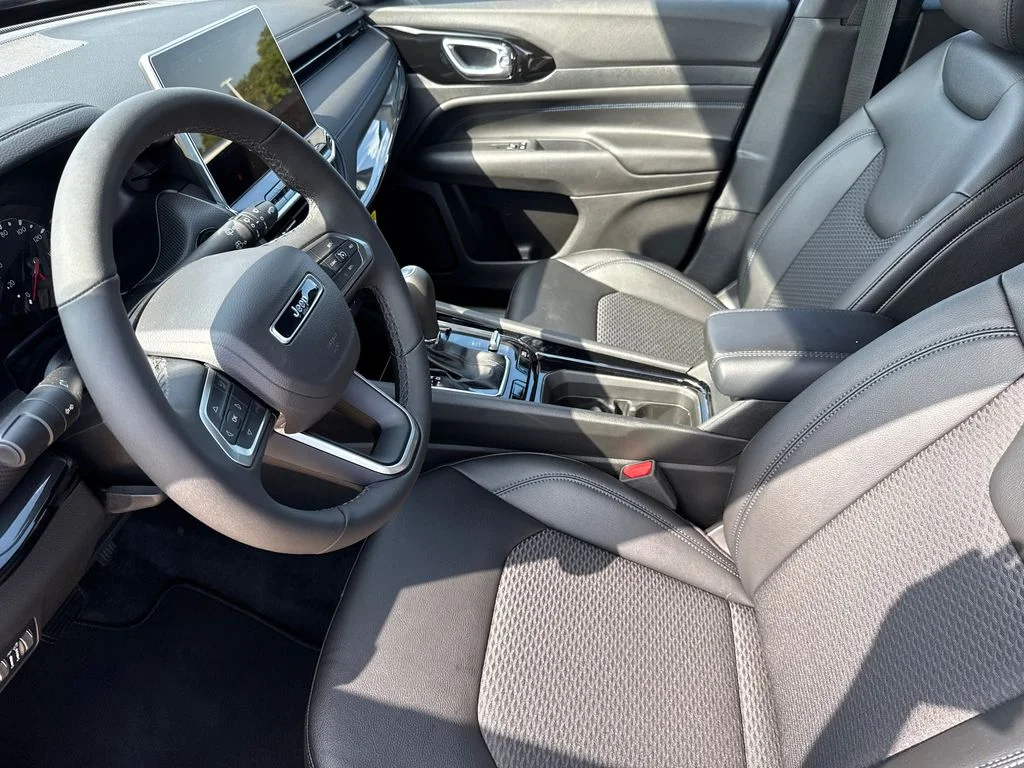 New 2026 Fathom Blue Pearl-Coat Exterior Paint Jeep Latitude image 18