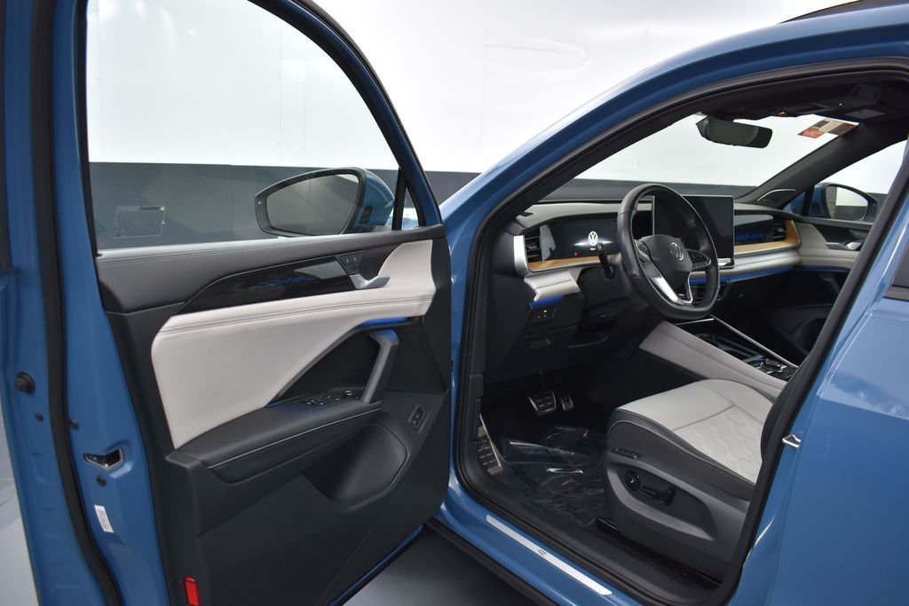 Used 2025 Monterey Blue Pearl Volkswagen 2.0T SEL R-Line image 5