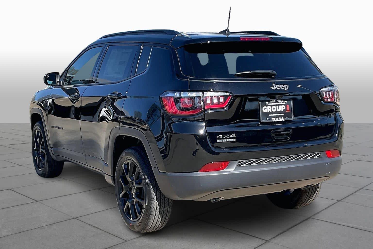 New 2026 Diamond Black Crystal Pearlcoat Jeep Latitude image 12