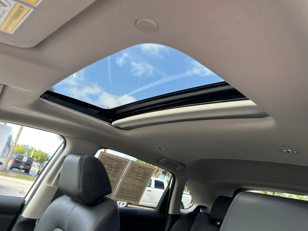 Used 2023 White Honda EX-L image 21