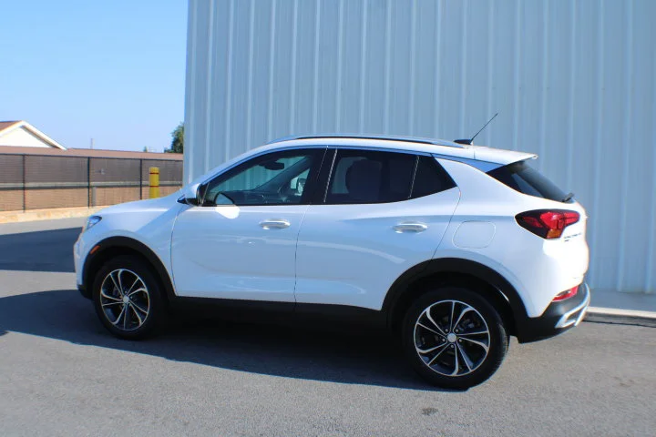 Used 2023 Summit White Buick Select image 3