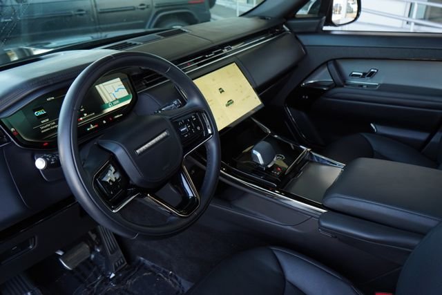 Used 2024  Land Rover Dynamic SE image 24