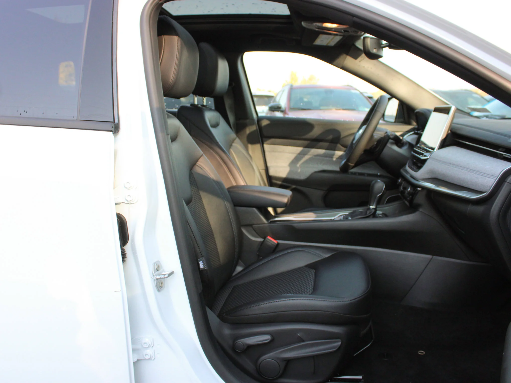 New 2026 White Jeep North* 4x4, Pano Sunroof, Remote Start, Alpine Audio, Heated Seats image 12