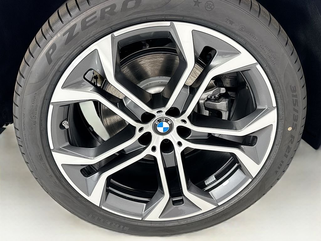 New 2026 White Metallic BMW sDrive40i image 32