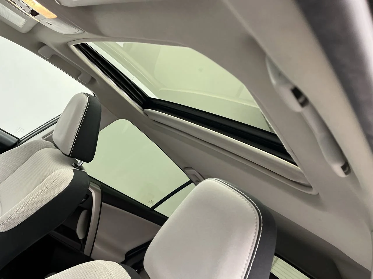 Used 2016 Gray Toyota XLE image 7