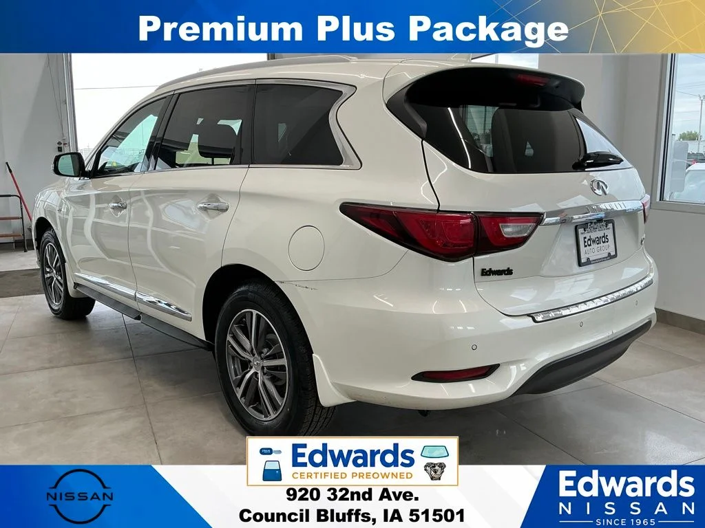 Used 2017 White INFINITI Base image 6