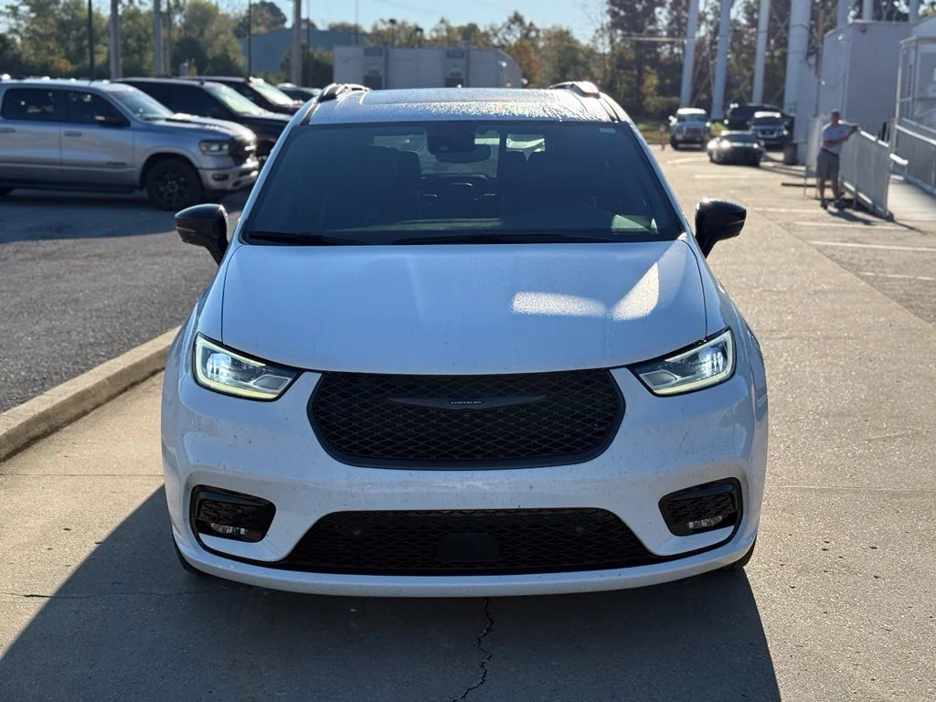 Used 2024 White Chrysler Limited image 3