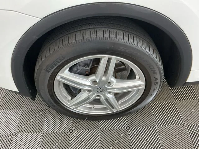 Used 2017  Porsche  image 30