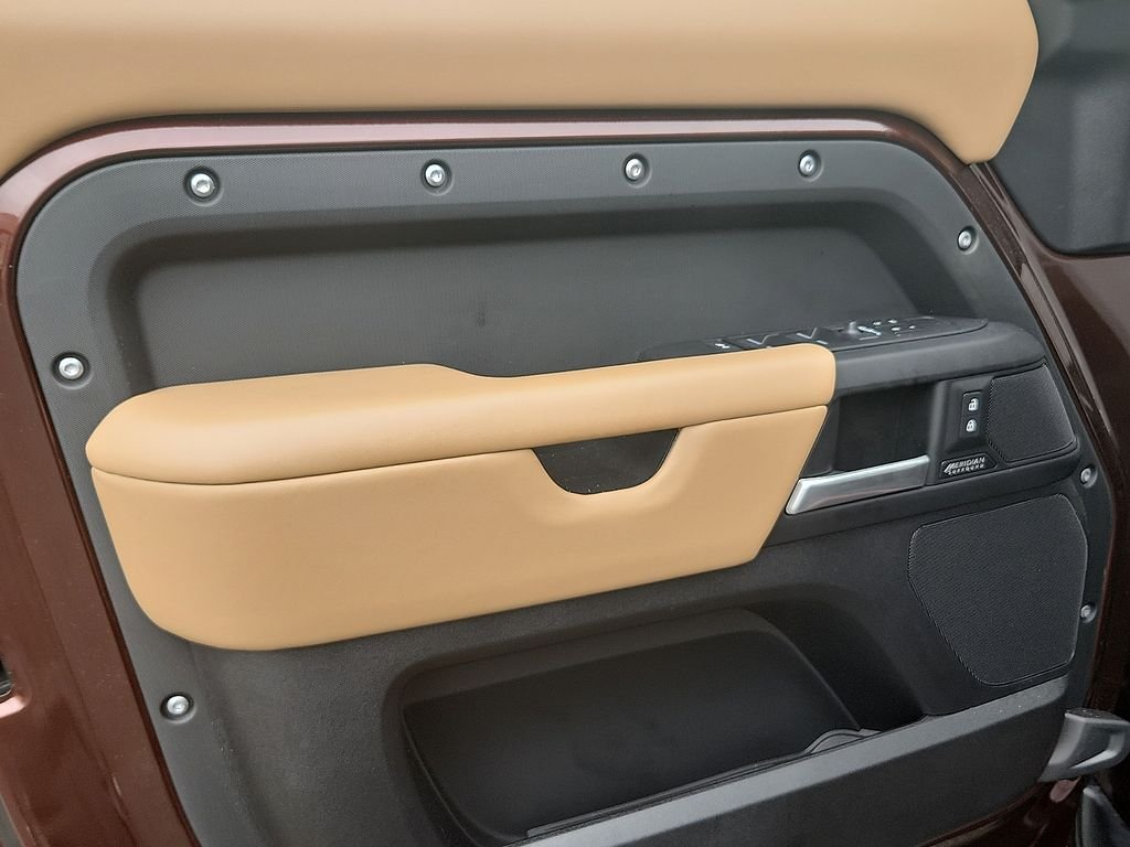 2025 Land Rover Defender X-Dynamic SE - Photo 13