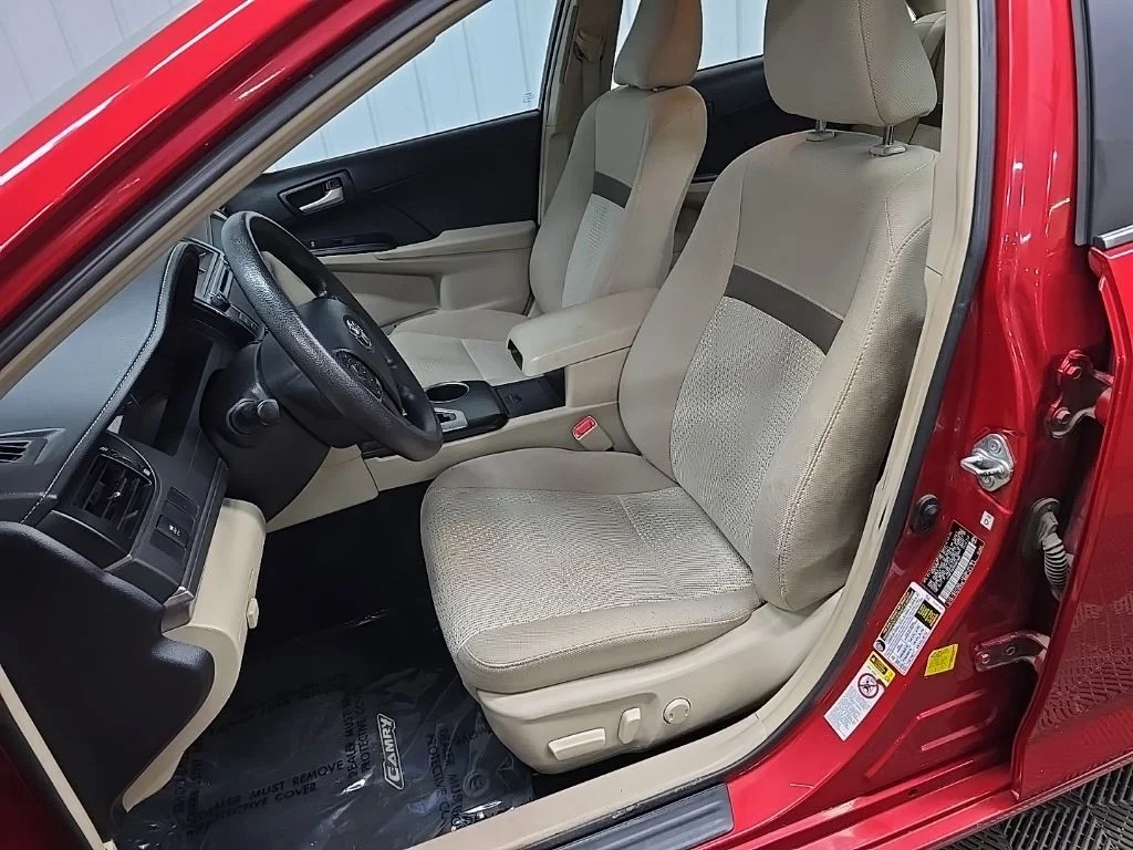 Used 2013 Red Toyota LE image 28