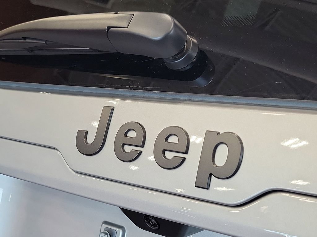 New 2026 Silver Zynith Clear-Coat Exterior Paint Jeep Limited image 7
